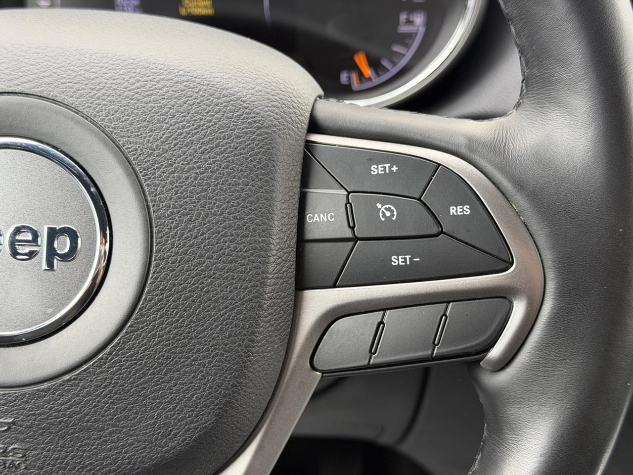 2019 Jeep Grand Cherokee 4X4 LAREDO/Blind Spot Detect/Back up Camera! Photo