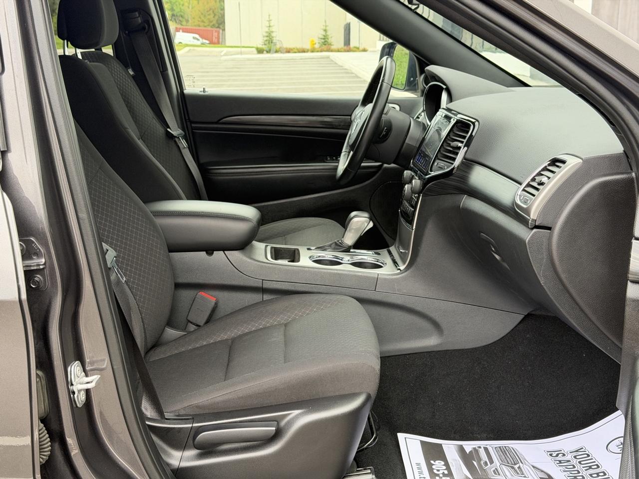 2019 Jeep Grand Cherokee 4X4 LAREDO/Blind Spot Detect/Back up Camera! Photo