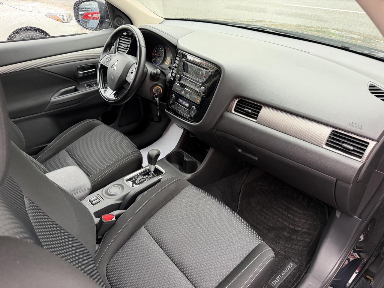2016 Mitsubishi Outlander ES Photo
