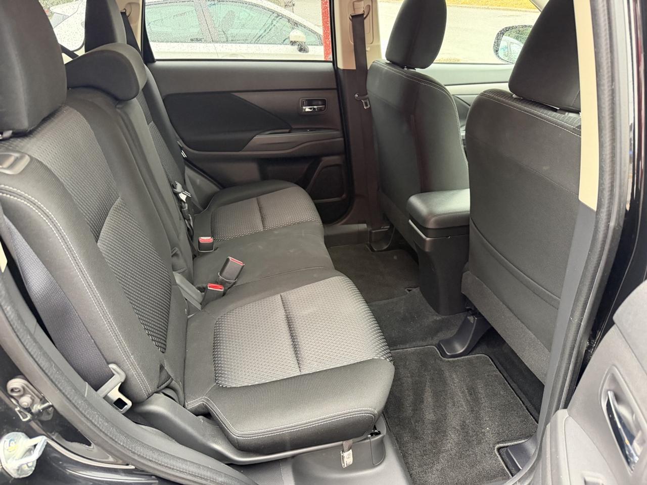 2016 Mitsubishi Outlander ES Photo
