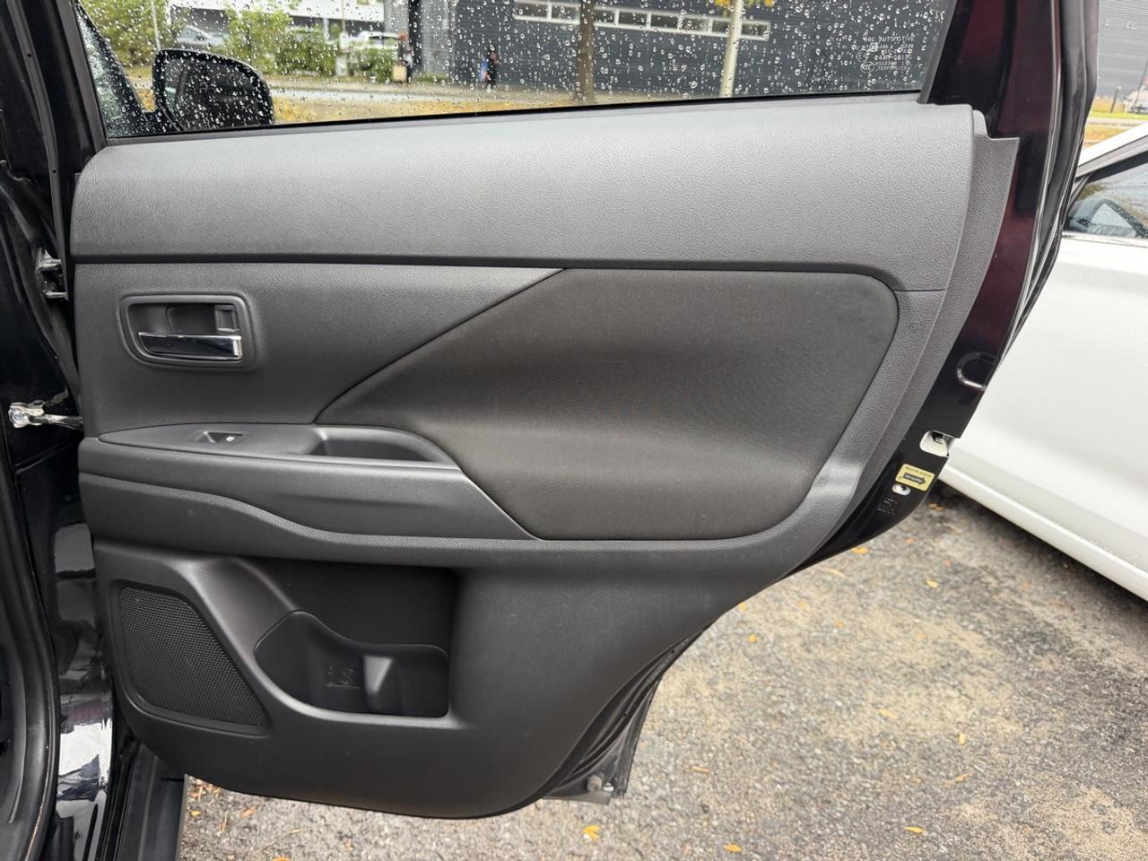 2016 Mitsubishi Outlander ES Photo