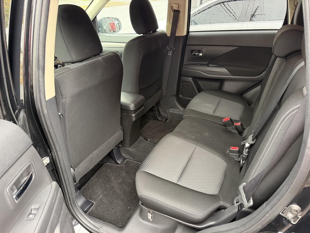 2016 Mitsubishi Outlander ES Photo