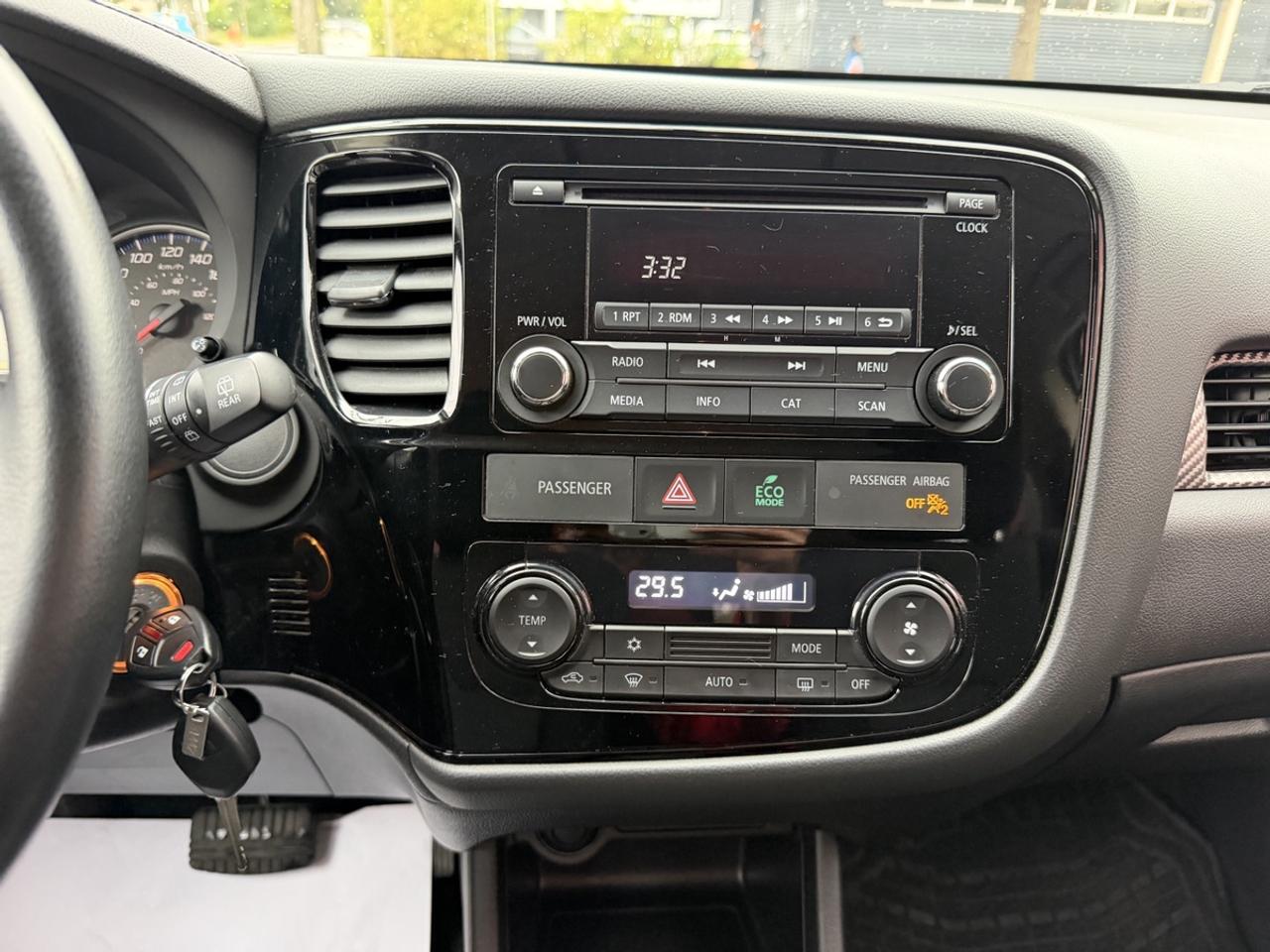 2016 Mitsubishi Outlander ES Photo