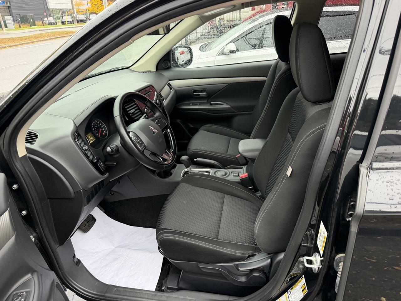 2016 Mitsubishi Outlander ES Photo
