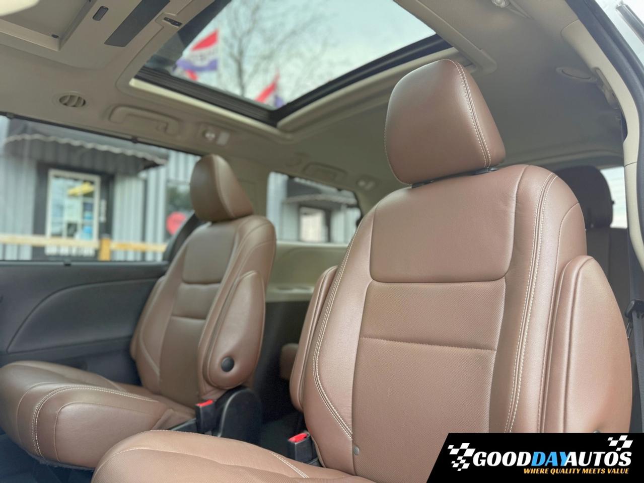 2019 Toyota Sienna Limited AWD FULLY LOADED CLEAN CARFX WELL SERVICED Photo