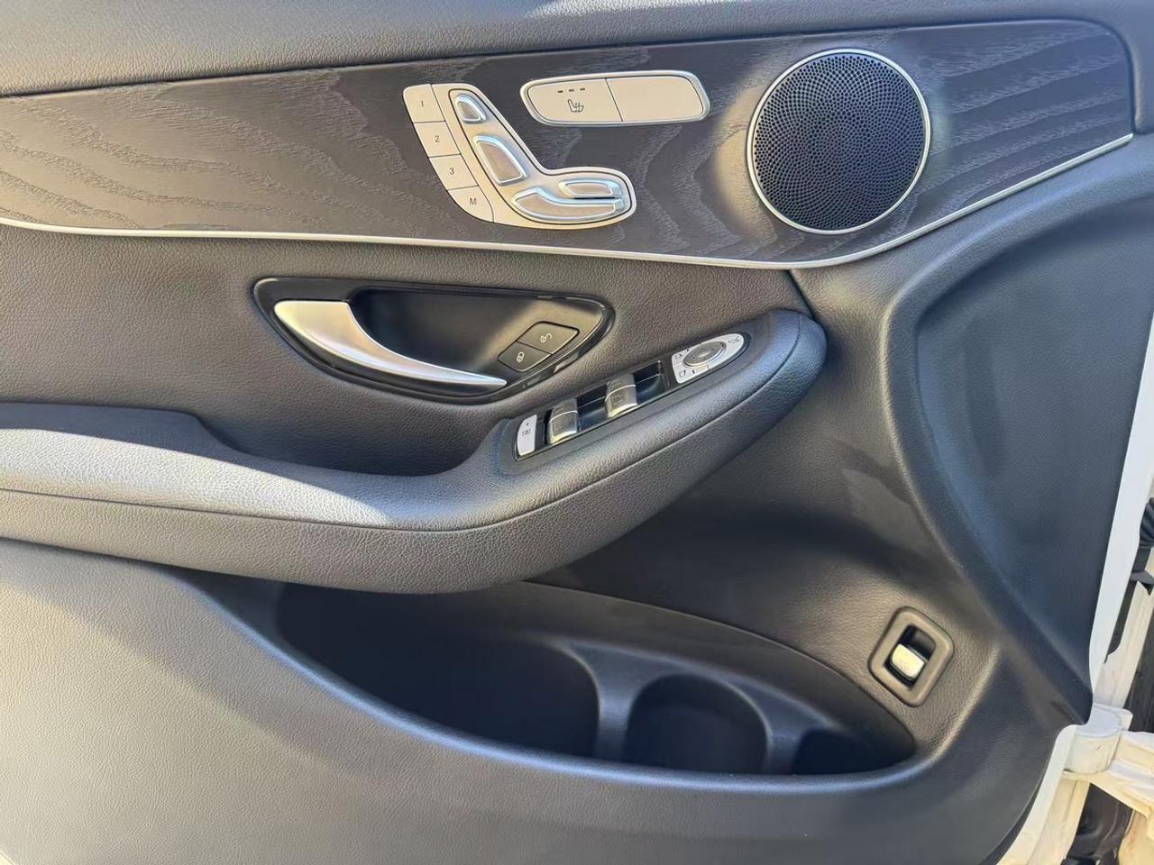 2020 Mercedes-Benz GLC 300 Photo