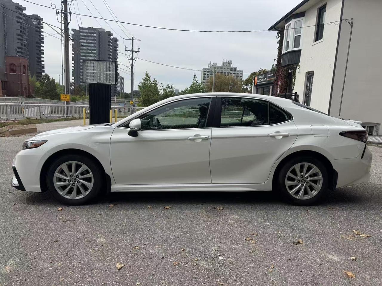 2023 Toyota Camry SE Photo