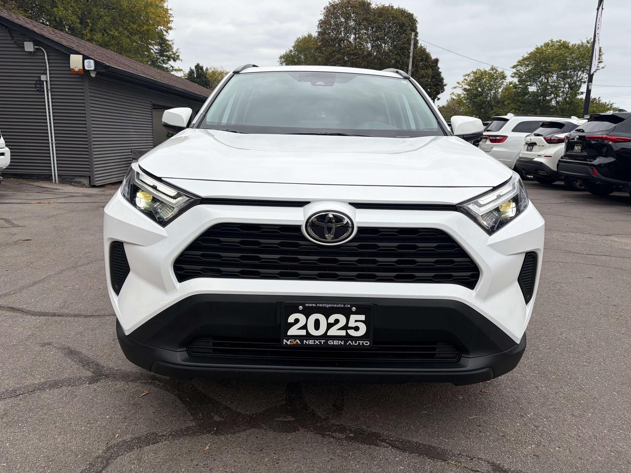 2025 Toyota RAV4 XLE AWD Moonroof One Owner Heated Seats & Steeri Photo