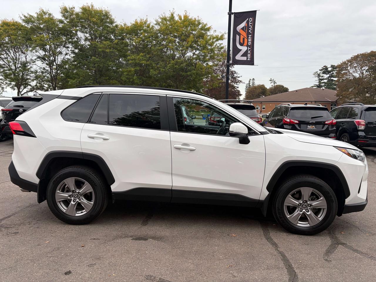 2025 Toyota RAV4 XLE AWD Moonroof One Owner Heated Seats & Steeri Photo