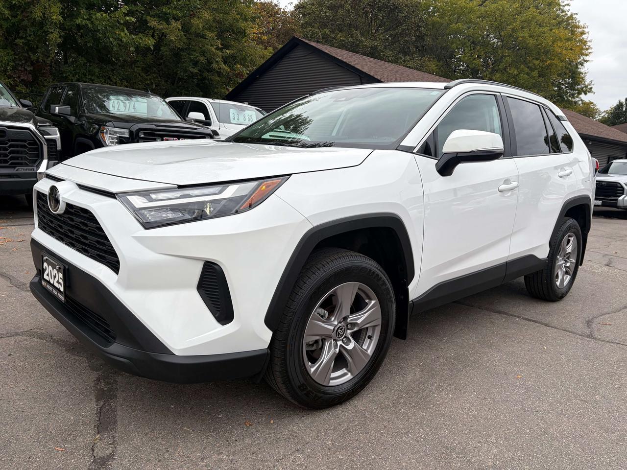 2025 Toyota RAV4 XLE AWD Moonroof One Owner Heated Seats & Steeri Photo5