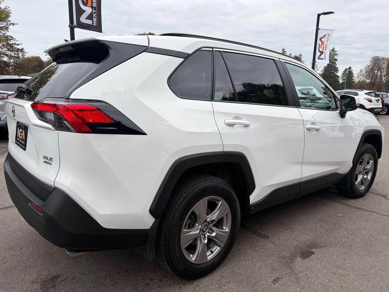 2025 Toyota RAV4 XLE AWD Moonroof One Owner Heated Seats & Steeri Photo