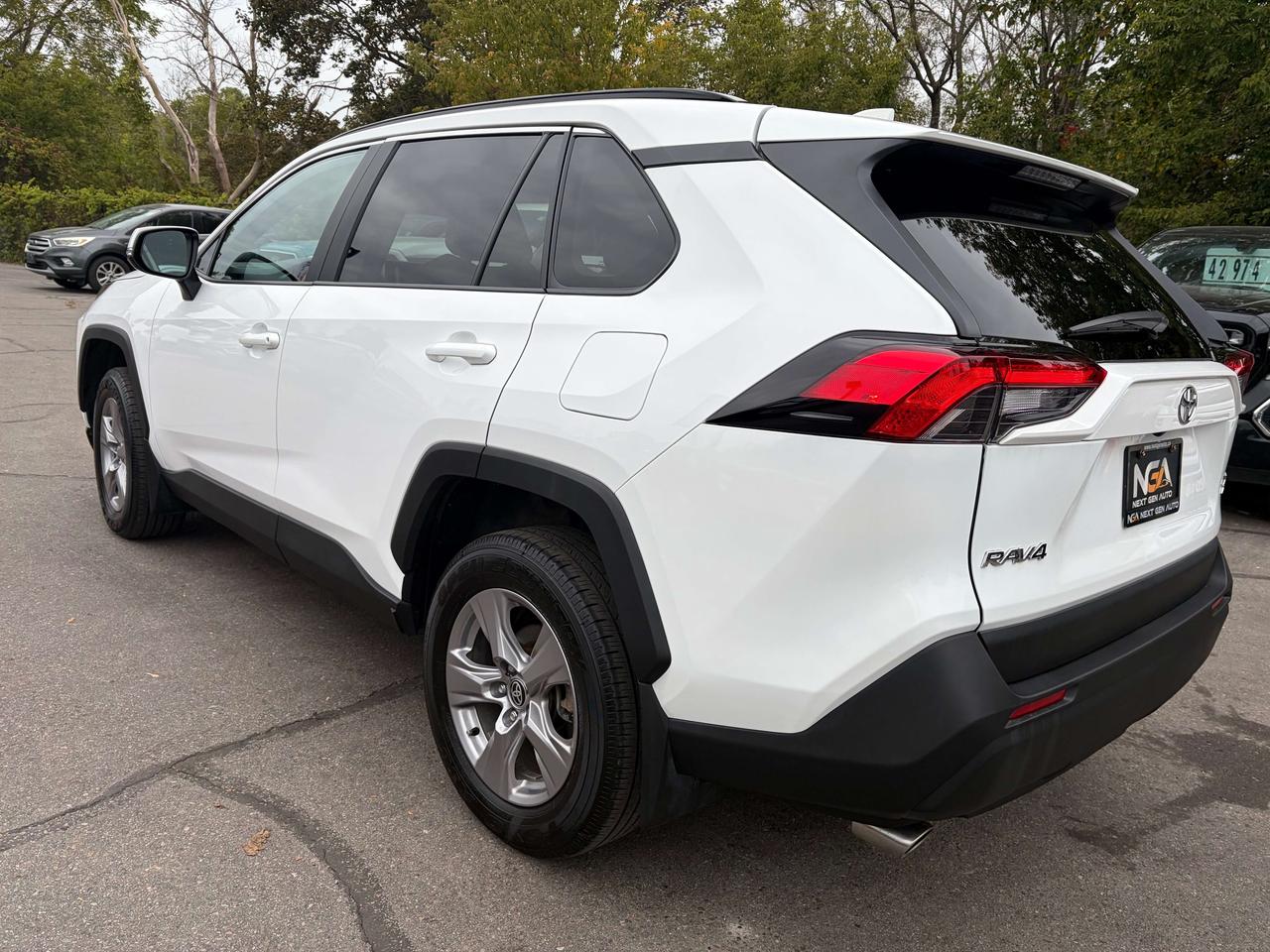 2025 Toyota RAV4 XLE AWD Moonroof One Owner Heated Seats & Steeri Photo