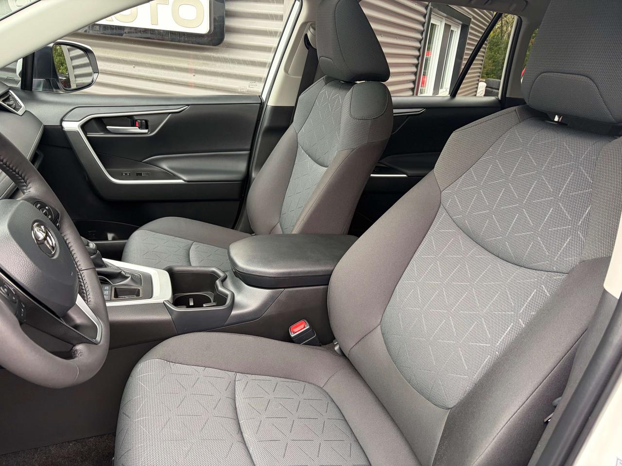 2025 Toyota RAV4 XLE AWD Moonroof One Owner Heated Seats & Steeri Photo