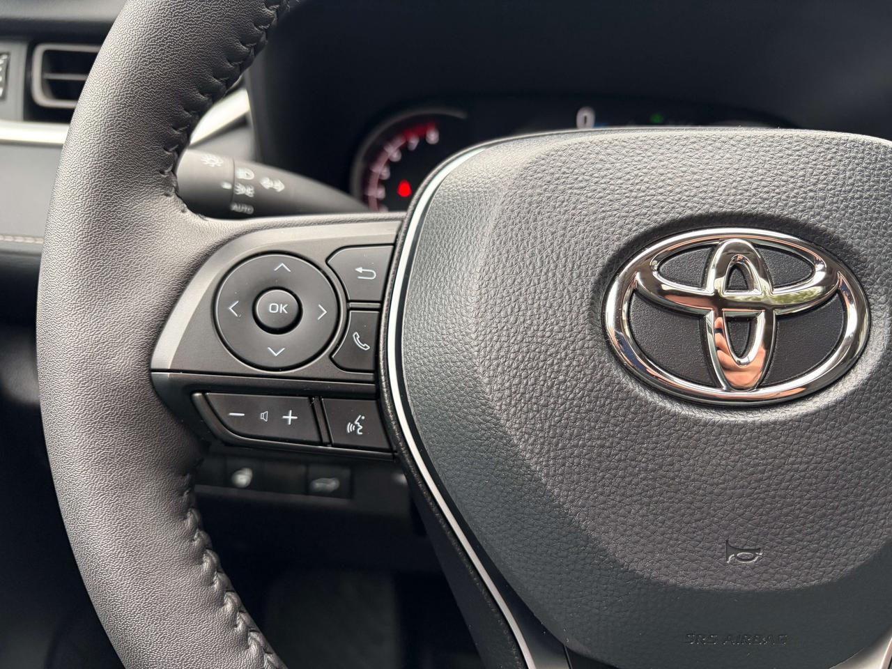 2025 Toyota RAV4 XLE AWD Moonroof One Owner Heated Seats & Steeri Photo