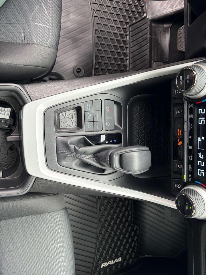 2025 Toyota RAV4 XLE AWD Moonroof One Owner Heated Seats & Steeri Photo
