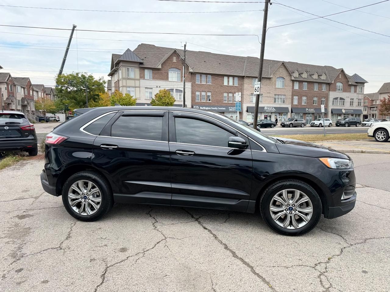 2022 Ford Edge Titanium Photo3