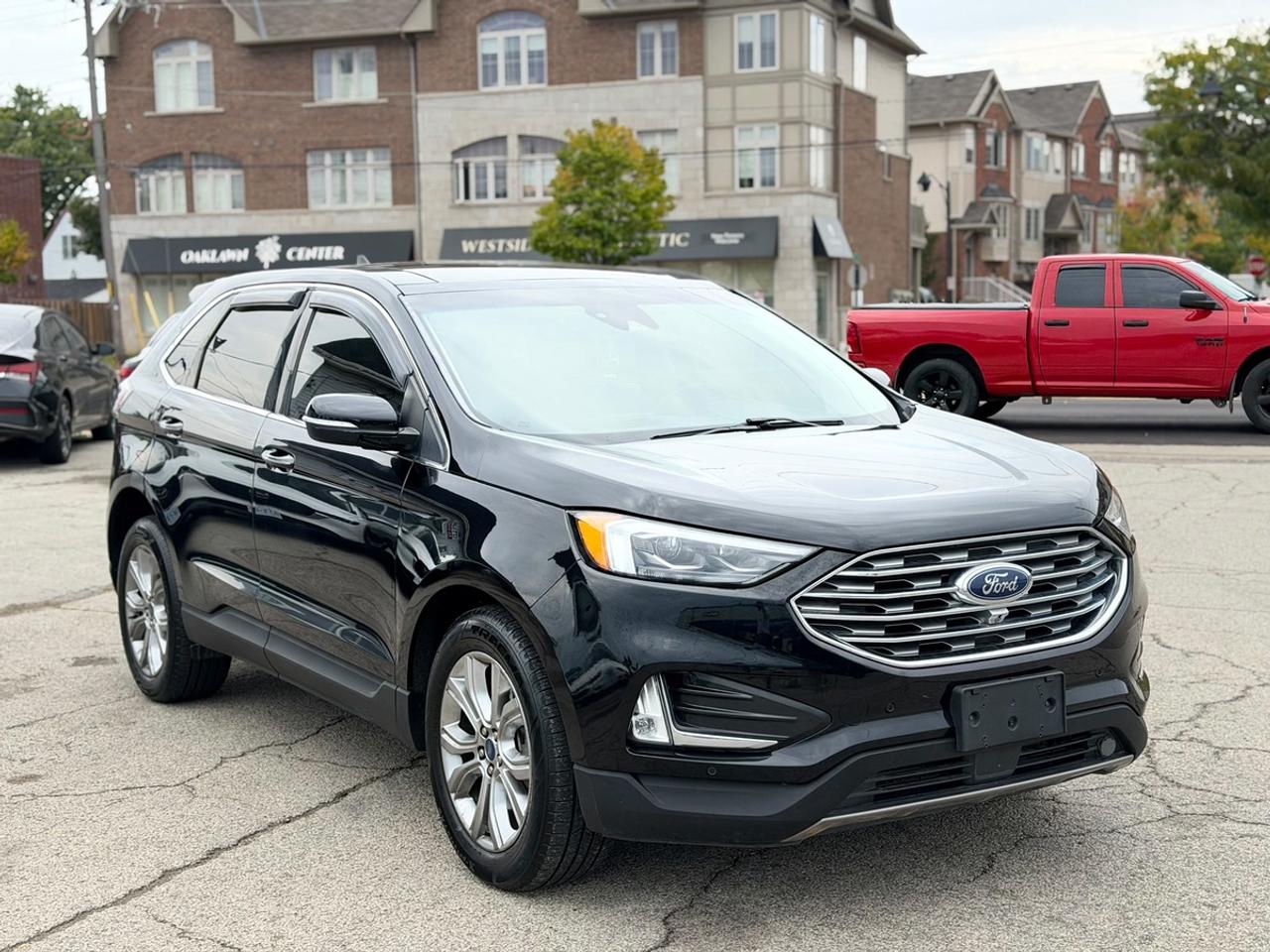 2022 Ford Edge Titanium Photo2