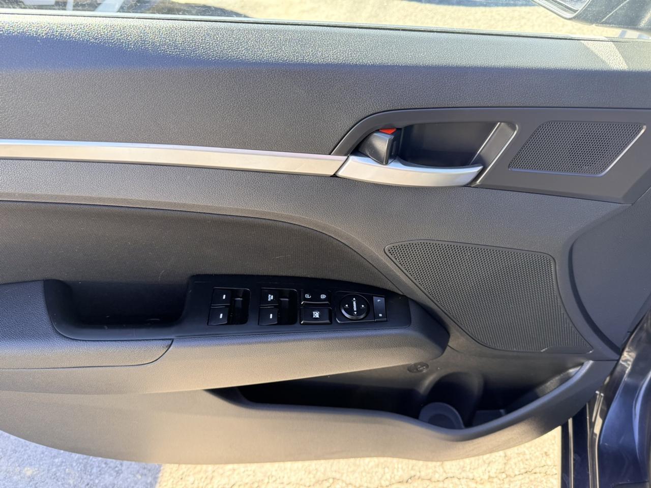 2020 Hyundai Elantra PREFERRED - AUTO - ALLOYS - R.CAMERA - LOW KMS! Photo