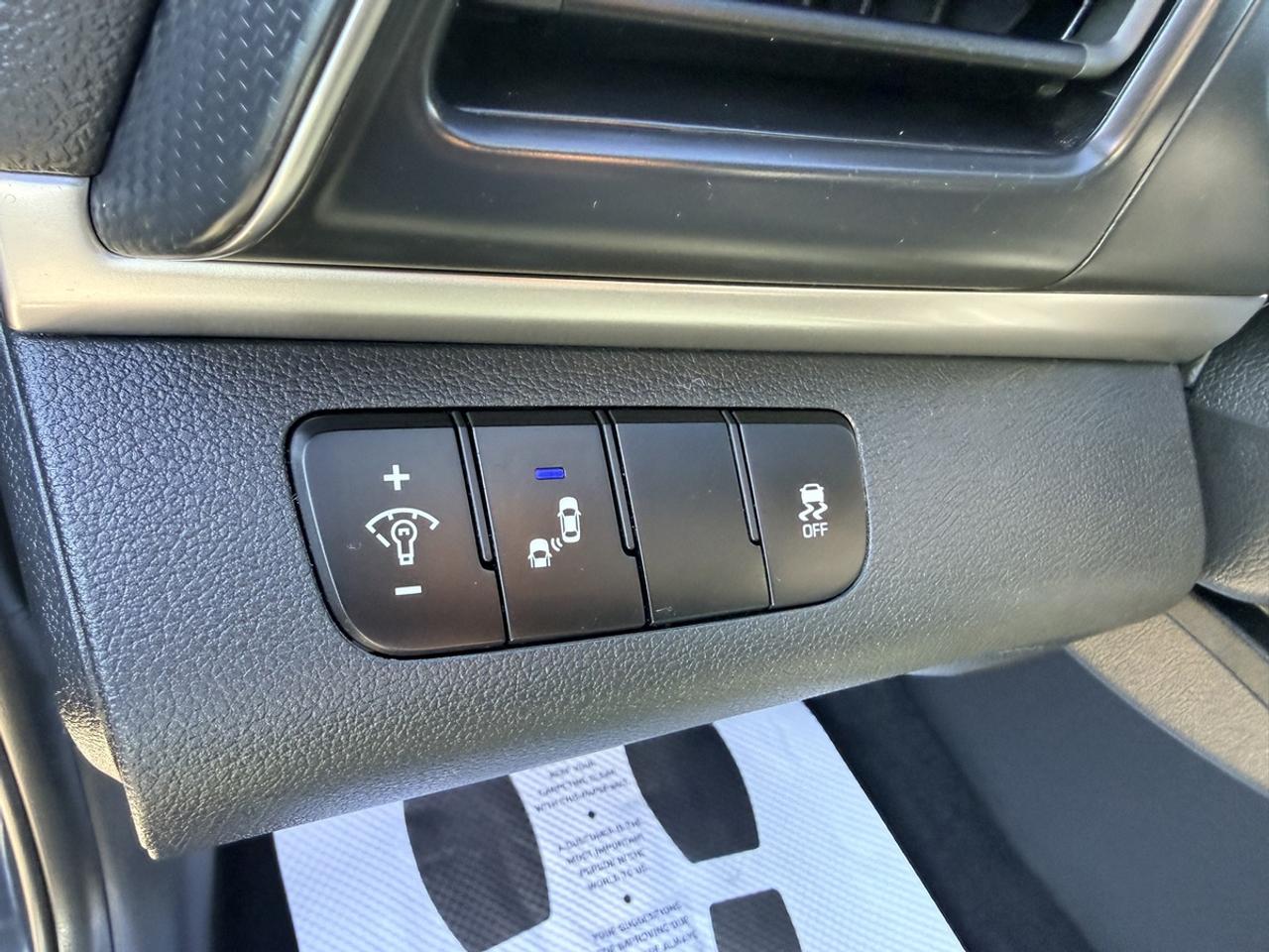 2020 Hyundai Elantra PREFERRED - AUTO - ALLOYS - R.CAMERA - LOW KMS! Photo
