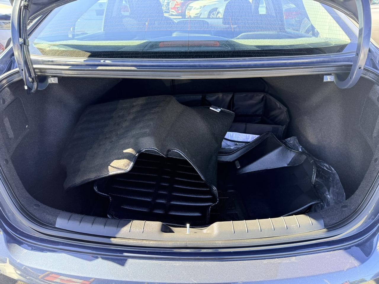 2020 Hyundai Elantra PREFERRED - AUTO - ALLOYS - R.CAMERA - LOW KMS! Photo