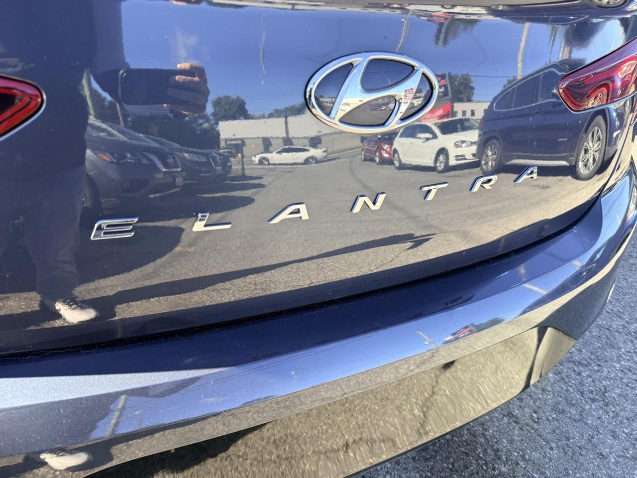 2020 Hyundai Elantra PREFERRED - AUTO - ALLOYS - R.CAMERA - LOW KMS! Photo