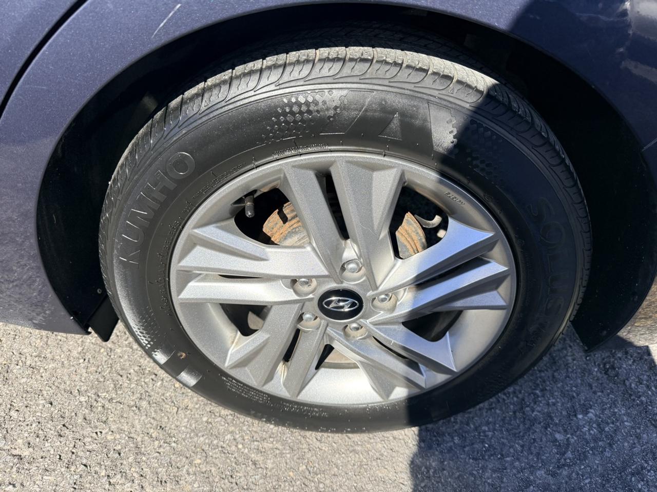 2020 Hyundai Elantra PREFERRED - AUTO - ALLOYS - R.CAMERA - LOW KMS! Photo