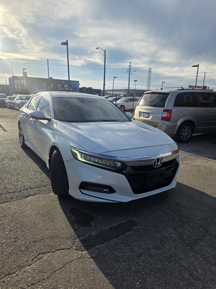 2018 Honda Accord Touring Photo5