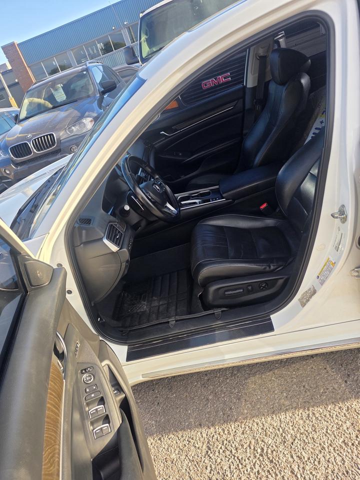 2018 Honda Accord Touring Photo
