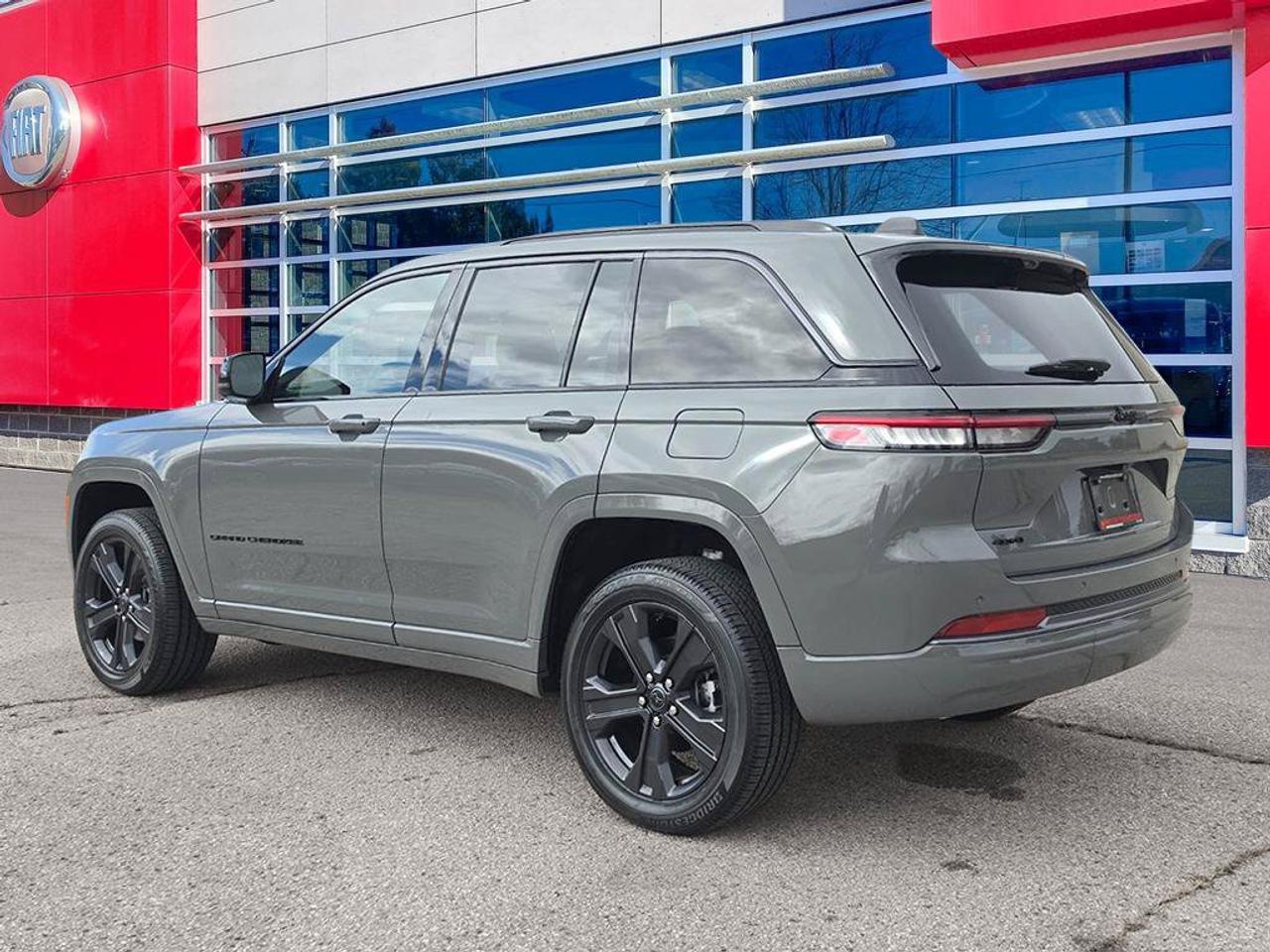 2027 Jeep Grand Cherokee Laredo Altitude|2.0L|4WD|TRAILER TOW|NAPPA LEATHER FACED SEATS| HEATED SEATS|HEATED STEERING WHEEL| Photo