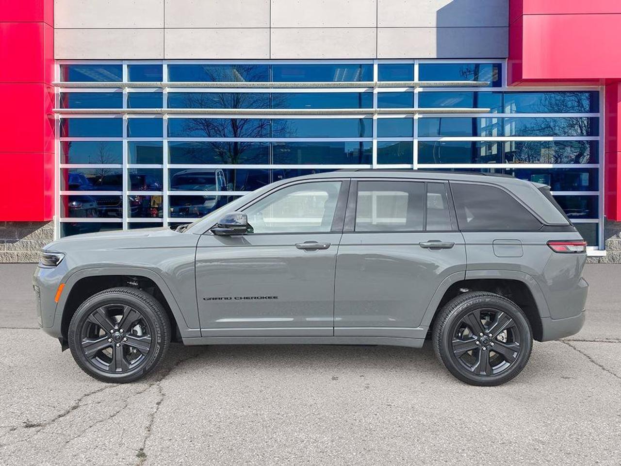 2027 Jeep Grand Cherokee Laredo Altitude|2.0L|4WD|TRAILER TOW|NAPPA LEATHER FACED SEATS| HEATED SEATS|HEATED STEERING WHEEL| Photo