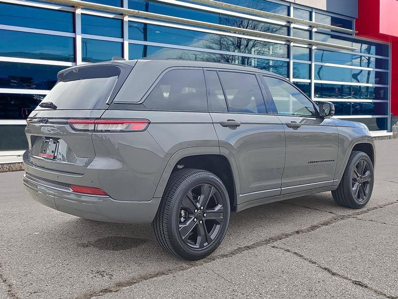 2027 Jeep Grand Cherokee Laredo Altitude|2.0L|4WD|TRAILER TOW|NAPPA LEATHER FACED SEATS| HEATED SEATS|HEATED STEERING WHEEL| Photo