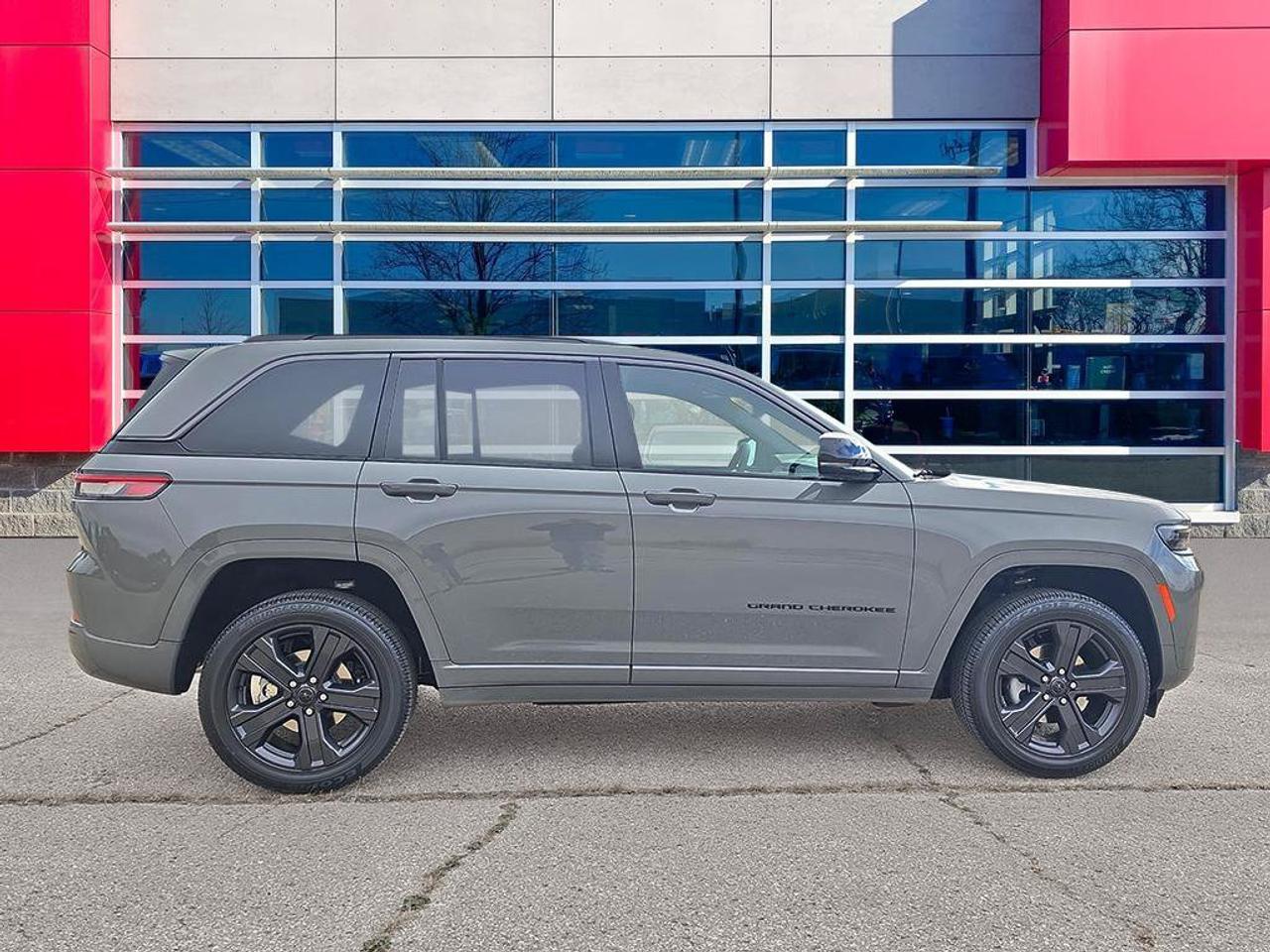 2027 Jeep Grand Cherokee Laredo Altitude|2.0L|4WD|TRAILER TOW|NAPPA LEATHER FACED SEATS| HEATED SEATS|HEATED STEERING WHEEL| Photo