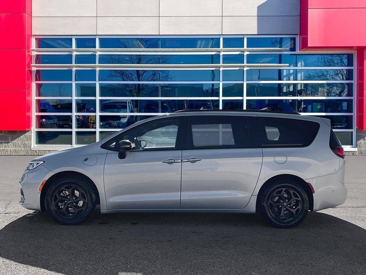 2024 Chrysler Pacifica Hybrid Premium S Appearance | New Tires | New Brakes | Clean Carfax Report | Ontario Vehicle | Silver Mist Photo5