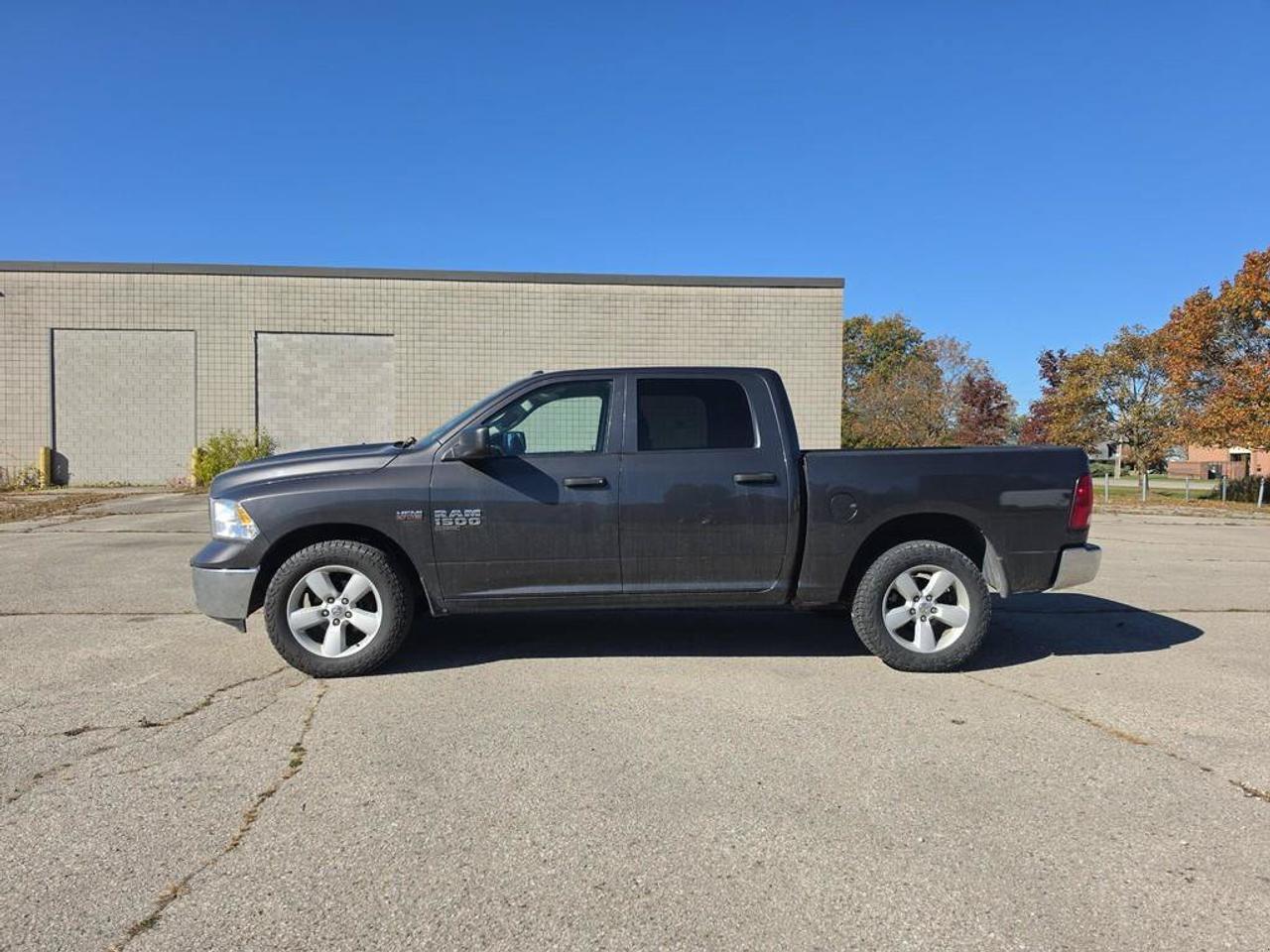 2023 RAM 1500 Classic SLT | 5.7 HEMI V8 | Newer Nexan Tires | Fully Certified | Great Value | CarPlay | Android Auto | Photo
