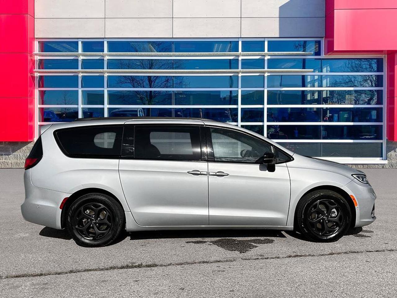 2024 Chrysler Pacifica Hybrid Premium S Appearance | One Owner | Clean CarFax Report | Fully Certified | Ontario Vehicle | Photo