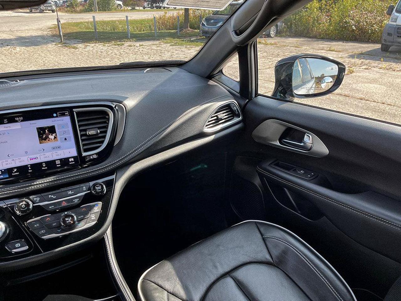 2024 Chrysler Pacifica Hybrid Premium S Appearance | One Owner | Clean CarFax Report | Fully Certified | Ontario Vehicle | Photo