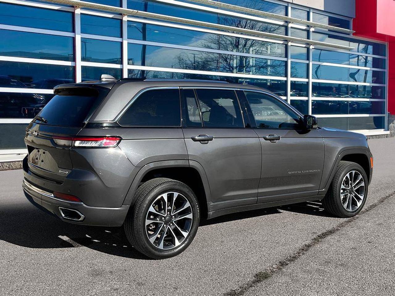 2023 Jeep Grand Cherokee Overland | Clean Carfax Report | Low KMS | New Rear Brakes | Fully Certified | Ontario Vehicle | Photo
