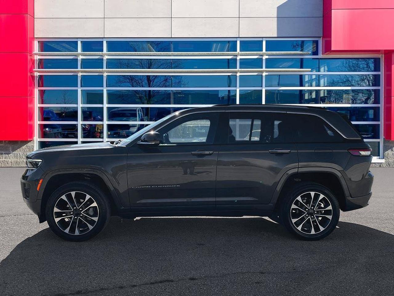 2023 Jeep Grand Cherokee Overland | Clean Carfax Report | Low KMS | New Rear Brakes | Fully Certified | Ontario Vehicle | Photo