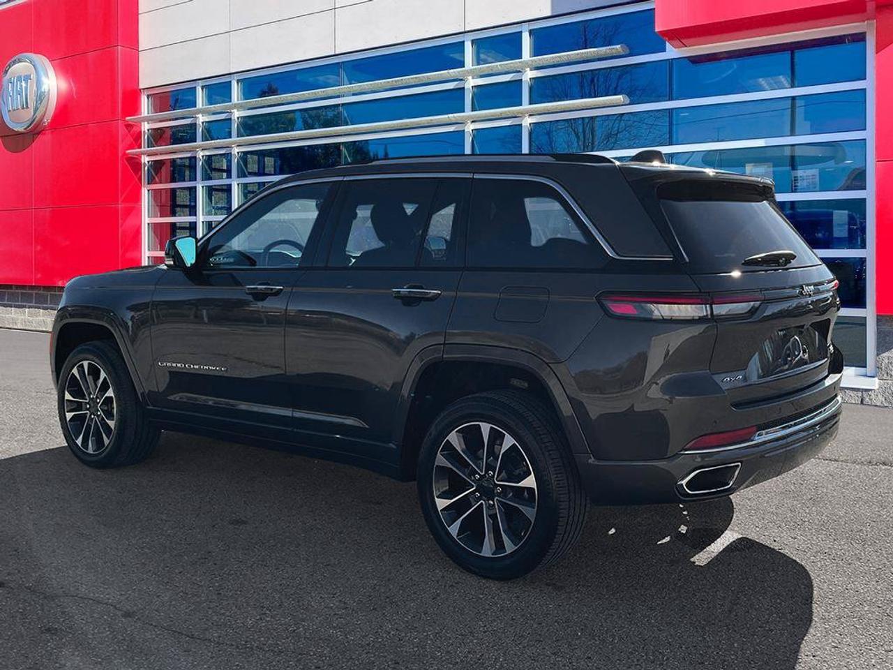 2023 Jeep Grand Cherokee Overland | Clean Carfax Report | Low KMS | New Rear Brakes | Fully Certified | Ontario Vehicle | Photo
