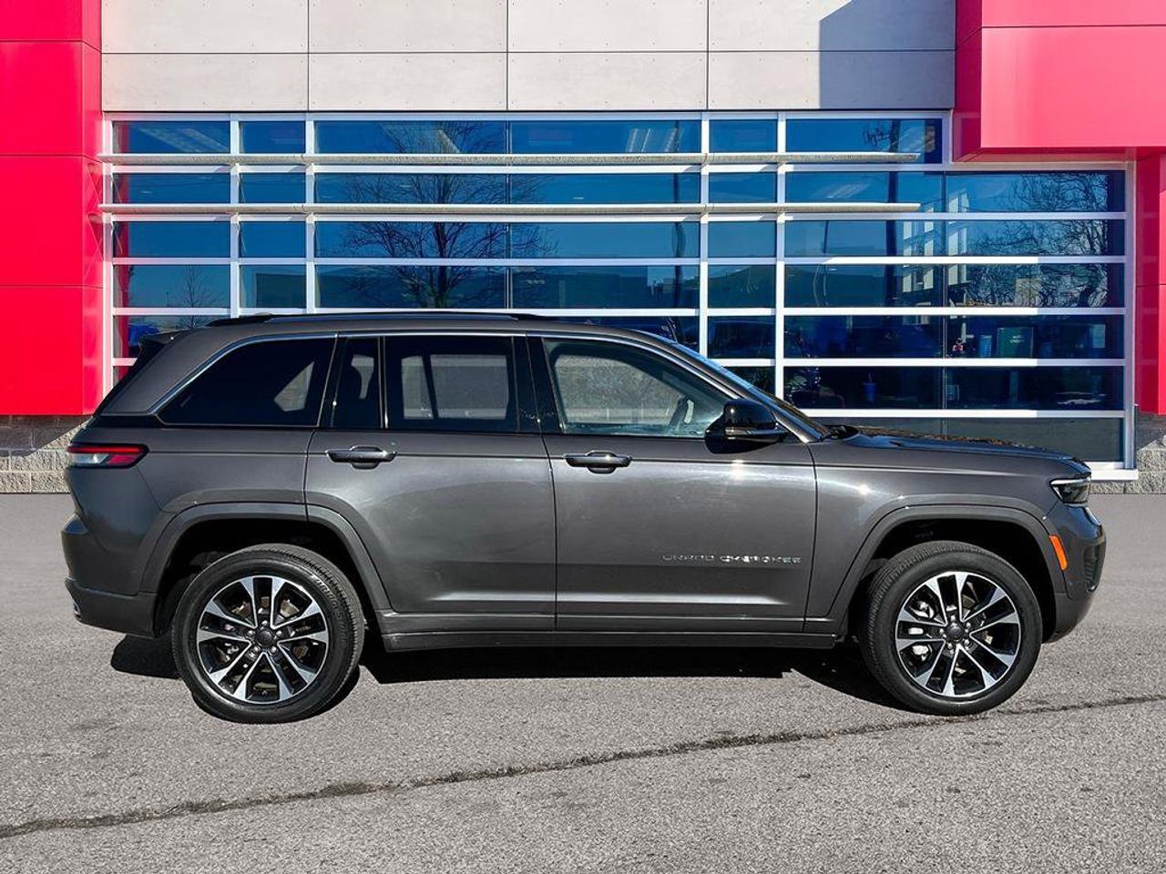 2023 Jeep Grand Cherokee Overland | Clean Carfax Report | Low KMS | New Rear Brakes | Fully Certified | Ontario Vehicle | Photo