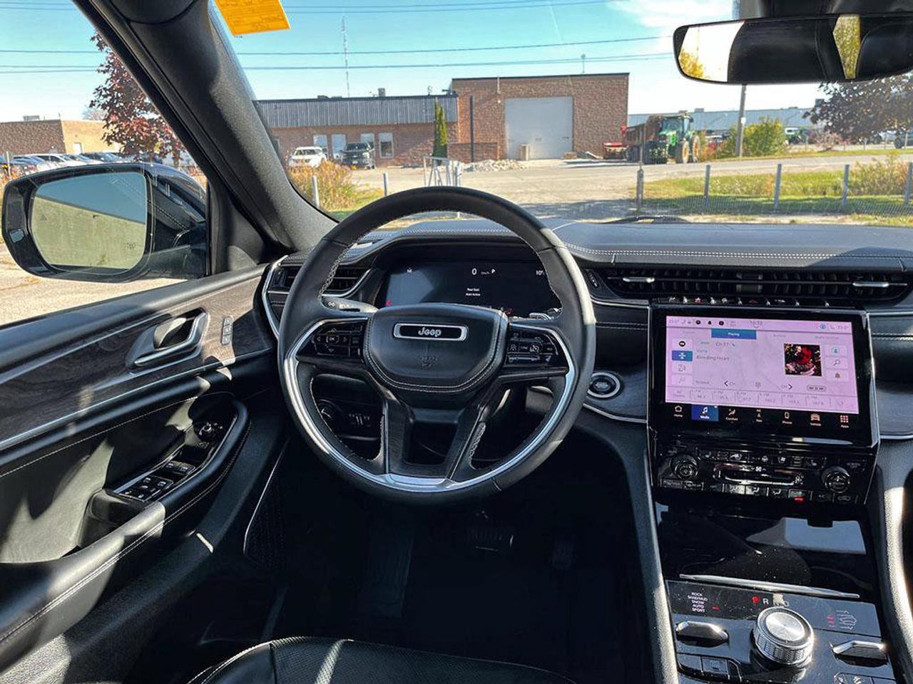 2023 Jeep Grand Cherokee Overland | Clean Carfax Report | Low KMS | New Rear Brakes | Fully Certified | Ontario Vehicle | Photo