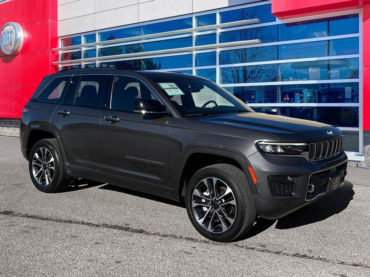 2023 Jeep Grand Cherokee Overland | Clean Carfax Report | Low KMS | New Rear Brakes | Fully Certified | Ontario Vehicle | Photo