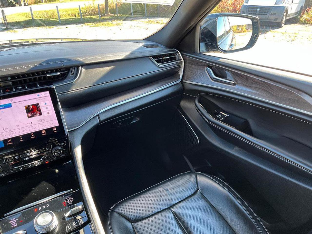 2023 Jeep Grand Cherokee Overland | Clean Carfax Report | Low KMS | New Rear Brakes | Fully Certified | Ontario Vehicle | Photo