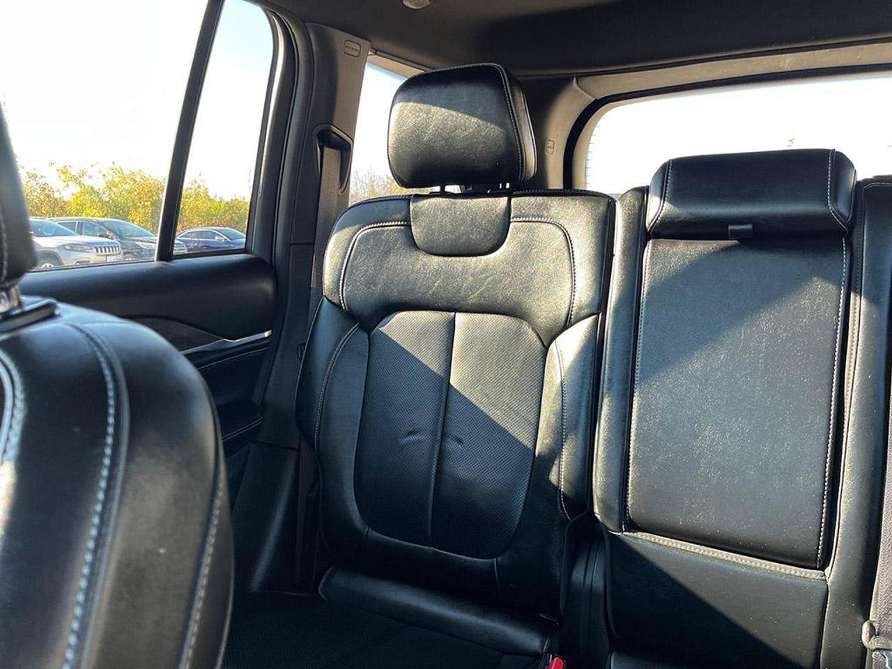 2023 Jeep Grand Cherokee Overland | Clean Carfax Report | Low KMS | New Rear Brakes | Fully Certified | Ontario Vehicle | Photo