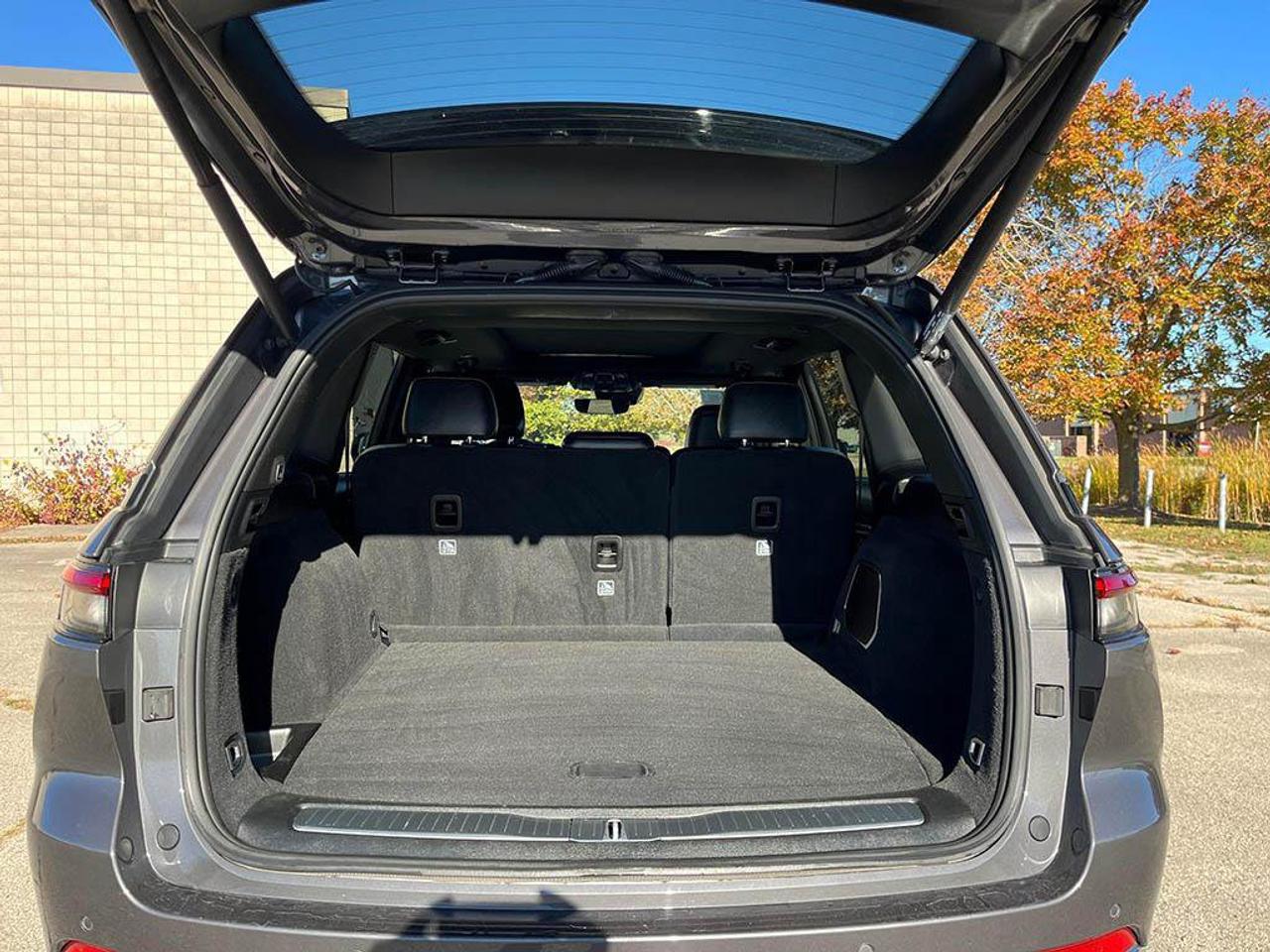 2023 Jeep Grand Cherokee Overland | Clean Carfax Report | Low KMS | New Rear Brakes | Fully Certified | Ontario Vehicle | Photo