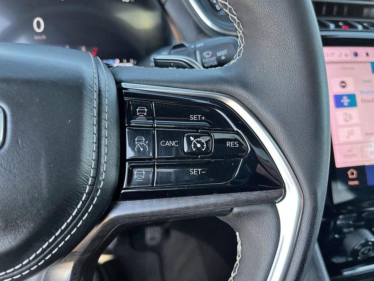 2023 Jeep Grand Cherokee Overland | Clean Carfax Report | Low KMS | New Rear Brakes | Fully Certified | Ontario Vehicle | Photo