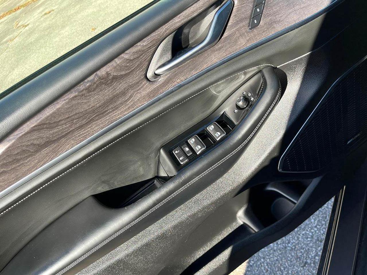 2023 Jeep Grand Cherokee Overland | Clean Carfax Report | Low KMS | New Rear Brakes | Fully Certified | Ontario Vehicle | Photo