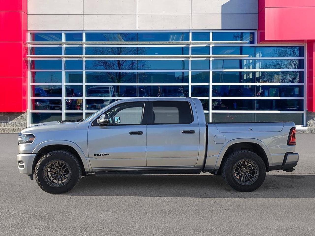2025 RAM 1500 Laramie | Clean CarFax | Ontario Vehicle | Tech Group | Advanced Safety Group II | Laramie Level 2 | Photo5
