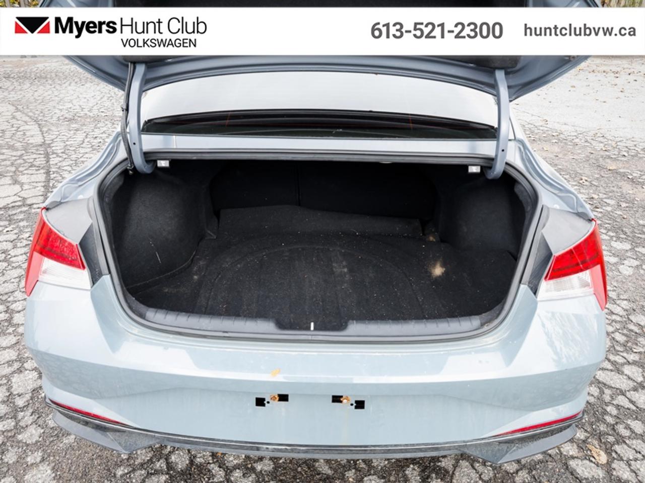 2023 Hyundai Elantra Luxury w/Two-Tone Photo