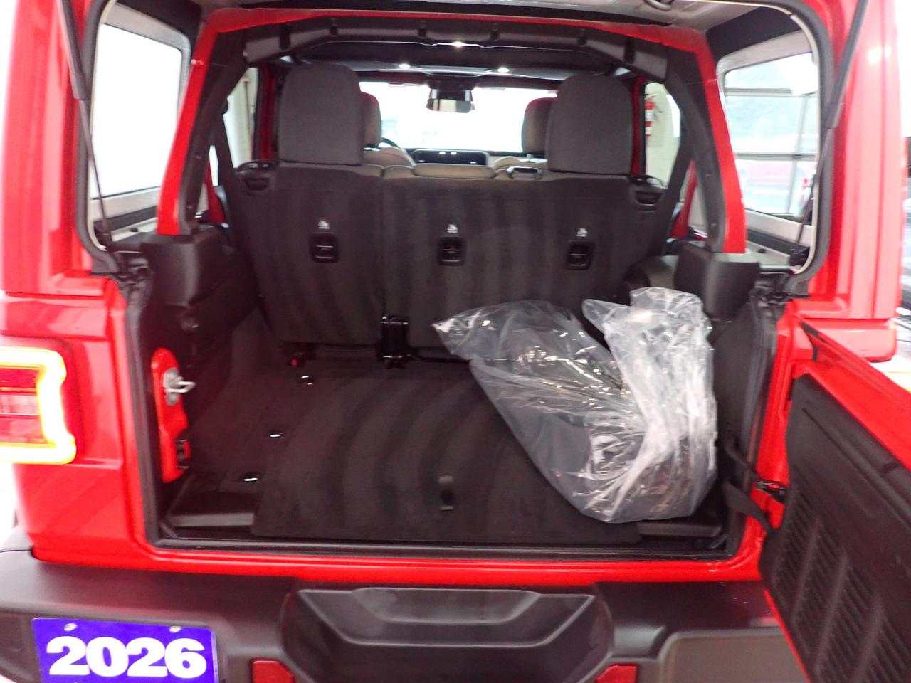 2026 Jeep Wrangler Sahara 4DR 4X4 LEATHER NAVI Photo4